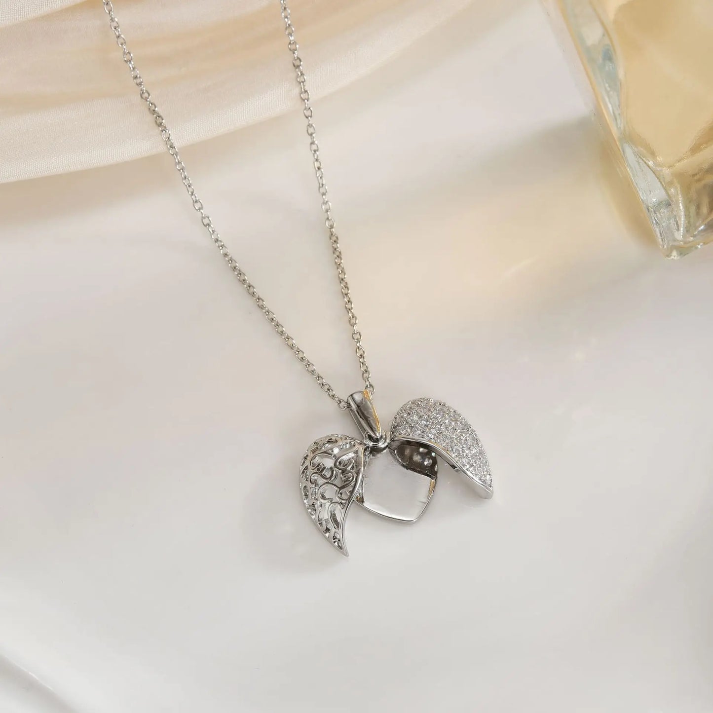 fashion new personalized angel love opening and closing necklace, women's heart-shaped pendant, collarbone chain jewelry